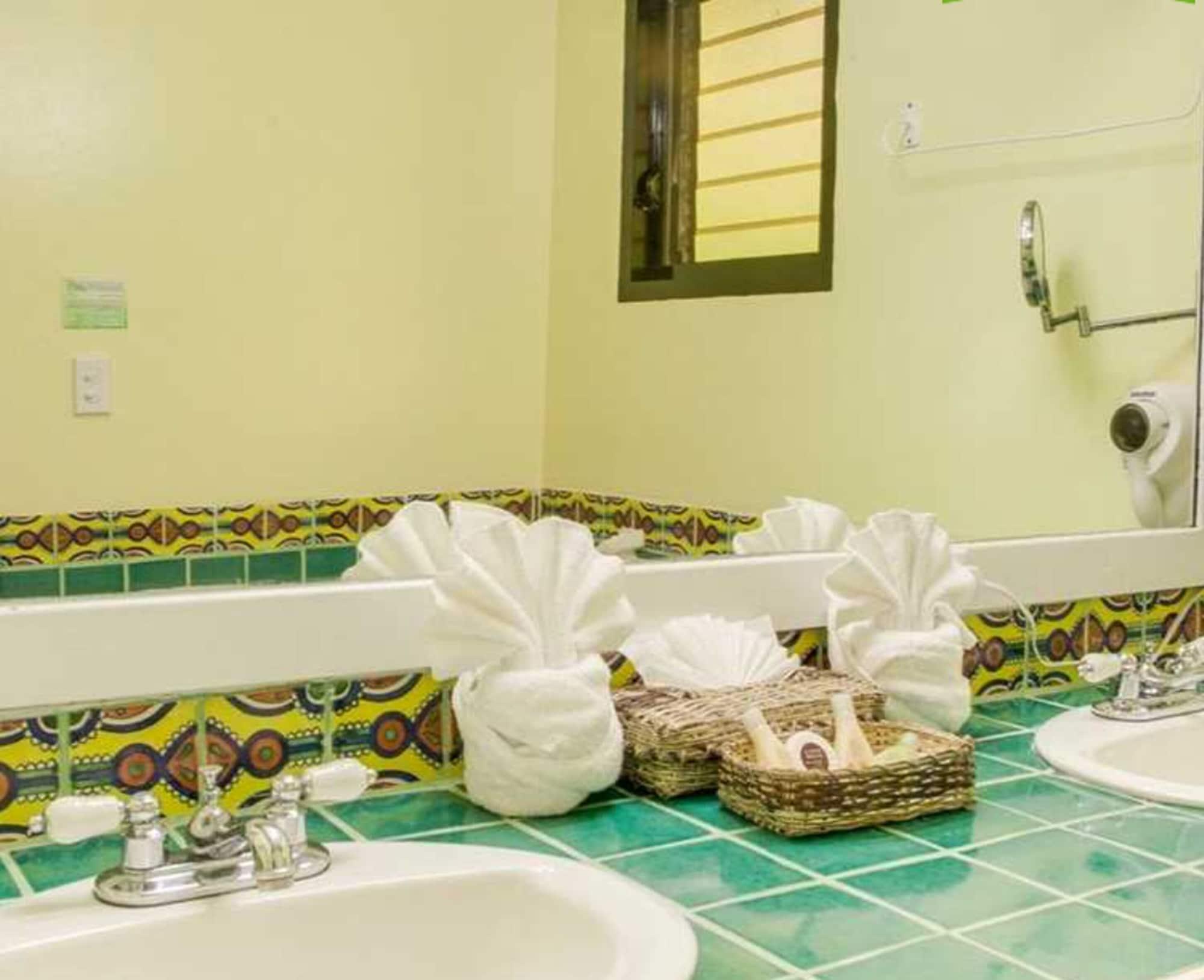 Robert'S Grove Beach Resort Placencia Exterior photo